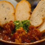 Bistro清水亭 - 牛モツトマト煮ガーリックトースト付