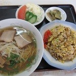 Bikaen - ラーメン定食７００円焼き飯もけっこうなボリミ！