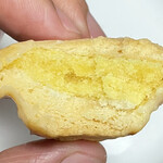 洋菓子モンド - 中はバターと卵黄をあわせて練った餡
