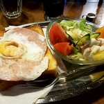 名曲・珈琲 麦 - ハムエッグトースト、ポテトサラダ、サラダ