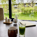 日本料理 新樹 - ヴィラを臨む窓際のお席で