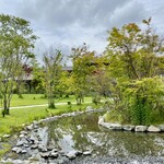 日本料理 新樹 - 池に沿って進みます