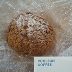 POOLSIDE COFFEE - ピスタチオのクリームの入ったシュークリーム