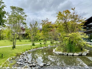 Japanese cuisine Shinju - Proceed along the pond