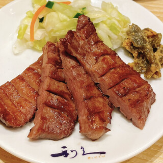 Enjoy Toshihisa's special beef tongue, grilled all at once over charcoal.