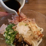 うどんおよべ - ぶっかけのダシは　別添えのざるダシをかける