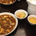 桂花 - 妻も一緒に麻婆丼ぶり