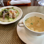 ロンシャン - コンソメスープとサラダ