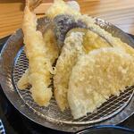 Tempura Nasubi - 天ぷらはエビやイカ等の魚介が３品と野菜が３品、それに豚肉の計７品の盛り合わせでした。
                         
                        特にイカは柔らかくて食べやすく工夫がしてありました。