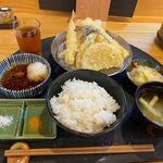 天ぷら なすび - 暫く待つと注文した天ぷら定食９８０円が出来上がり運ばれてきました。
             
            ランチは無料でご飯が大盛にも出来るサービスもありました。
             