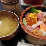 魚玉 - スペシャル海鮮丼(ウニ、いくら入り)、あら汁