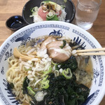 喜多方食堂 - 冷やしラーメン８００円、セットネギトロ丼小３５０円。醤油別添のねぎとろ丼は、下手な海鮮屋さんより私の好みに合っていて、ついついオーダーしてしまう一品でも（╹◡╹）(^_^;)