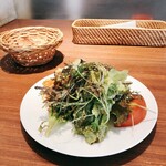 Kamekichi bistro - サラダとバゲット