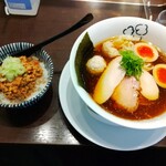 らーめん 鶏喰 - 特製 鶏の醤油らー麺 & ピリ辛 鶏そぼろご飯