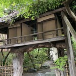 山ばな平八茶屋 - 騎牛門