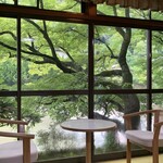 山ばな平八茶屋 - 高野川の川面を望んで