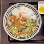 ふじもと - 中華丼＋半ラーメン ¥790 の中華丼