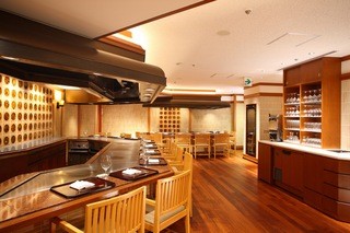 Teppanyaki Doujima - すべての座席の前に鉄板がございます。シェフがお客様の前でお料理をおつくりいたします。