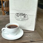 ブリコラージュ ブレッド アンド カンパニー - 別の日。Switch Coffee さんのディカフェsingle と、いつものブリコラージュブレッドとディンケル各1/4　華やかさと甘み、やさしい印象の味わいのアメリカーノおいしかったです☆(^ー^)