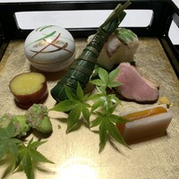 山ばな平八茶屋 - 八寸 唐墨大根、鴨ロース、鯛の小袖寿司、一寸豆のみじんこまぶし、サツマイモの甘煮、水菜としめじのお浸し、甘く炊いた麩の粽風