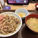 Sukiya - 牛丼中盛り＋豚汁＋玉子 700円