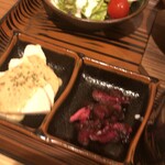 手包み餃子 國森惣店 - サラダ、小鉢と香の物
