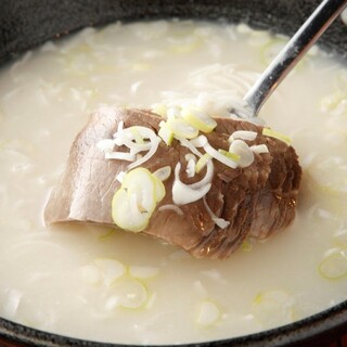 牛の旨味が効いた乳白色のスープ「ハンチョン・ソロンタン」