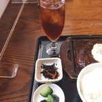 わ楽 - 烏龍茶、お新香、ヒジキ煮