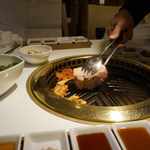 TEJI TOKYO - 基本的に店員の方がお肉を焼いてくれます