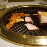 TEJI TOKYO - キムチも合わせて焼きます