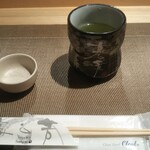 寿し芳 - おしぼり、箸、しょうゆ差し、お茶。