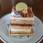 Patisserie irodori - ノワゼット。ヘーゼルナッツとオレンジ風味チョコガナッシュのケーキ。