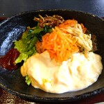 とうふ遊び 豆らく - ■とろ湯葉ビビンバ膳
            　　～豆らく特製とろ湯葉とビビンバ～
            【副菜３種,おぼろ豆腐,揚げ大豆,香の物,汁椀付き】