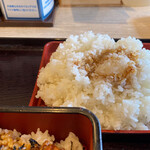 とり弁鶏 - おかわりご飯に鳥重のタレをかける❣️