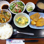 くいもんや 一歩 - 日替わり三品定食（￥900）。抜群のコスパ、右上の浅漬けは「小メロン」と、細部までこだわっている