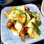 くいもんや 一歩 - 鶏の唐揚げホイコーロー風。キャベツ・ニラ・ズッキーニ、中華味噌にニンニクの風味