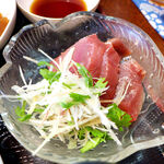 くいもんや 一歩 - カツオ刺身 薬味添え。肉厚なカツオを、ミョウガ・パクチーの香りでアジア風に！