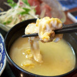 くいもんや 一歩 - 今日の味噌汁には、帆立のヒモがたっぷり入っており、贅沢な出汁が出ていた