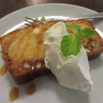 小さな街の食堂 cafe MISTY - セットのデザートは、キャラメルナッツのシフォンケーキ