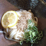 うどん処 やまき醤油蔵 - 乗ってるレモンが、なんと一切れとは？？