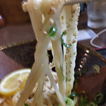 うどん処 やまき醤油蔵 - ゴマが せっかく喉ごしいい細麺の邪魔です