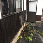 うどん処 やまき醤油蔵 - 排水口から噴き出す蒸気からも うどん臭が