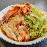 三福源 - 韓国冷麺（780円）　キムチがトッピングされているのが特徴