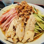 三福源 - 台湾冷麺（680円）　ひき肉炒めとラー油が乗せられているのが特徴