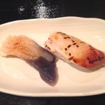 誠 - 北海道名物「北寄」の握り
                                一つは生で。もう一つは何と炙りでo(^▽^)o
                                とっても甘みのあるお寿司でした。
                                北寄貝を殻から外して、すぐさま炙るなんて、大将の粋を感じます。
                                何を食べても美味しいお店ですd(^_^o)