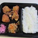 からあげ 聖林 - 料理写真:唐揚げ弁当３８０円、この店自慢の唐揚げが入ったお弁当、勿論唐揚げは目の前で揚げたアツアツジューシー。
 
