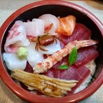 兄弟寿司 - 海鮮丼。真ん中に小さな蟹ちゃんがおりますよ。（笑）