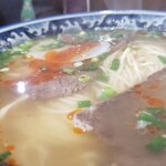 蘭州拉麺店 火焔山 - アツアツで到着する。
