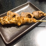 三酉屋 - 奥はつ塩165円、手前のどっち198円