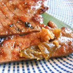 仙台牛たん けやき - 「牛たん２種盛り定食」の けやきたん（トウガラシの味噌漬けをのせて）